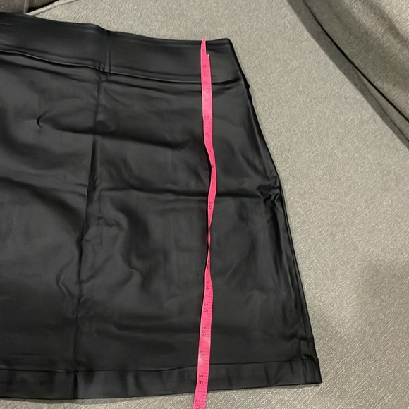 MAURICES Black Coated Faux Leather Mini Skirt Size 6 - Picture 10 of 12